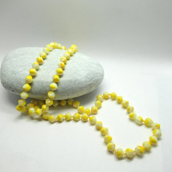 Uranium glass bead Necklace - Picture 10 of 15